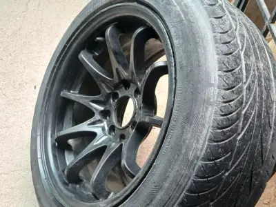 Llanta y neumático de auto usados - miniatura 1