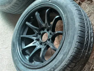 Llanta y neumático de auto usados - miniatura 4