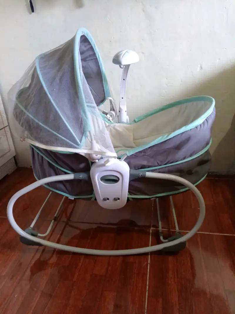 Silla mecedora de bebé gris - 2
