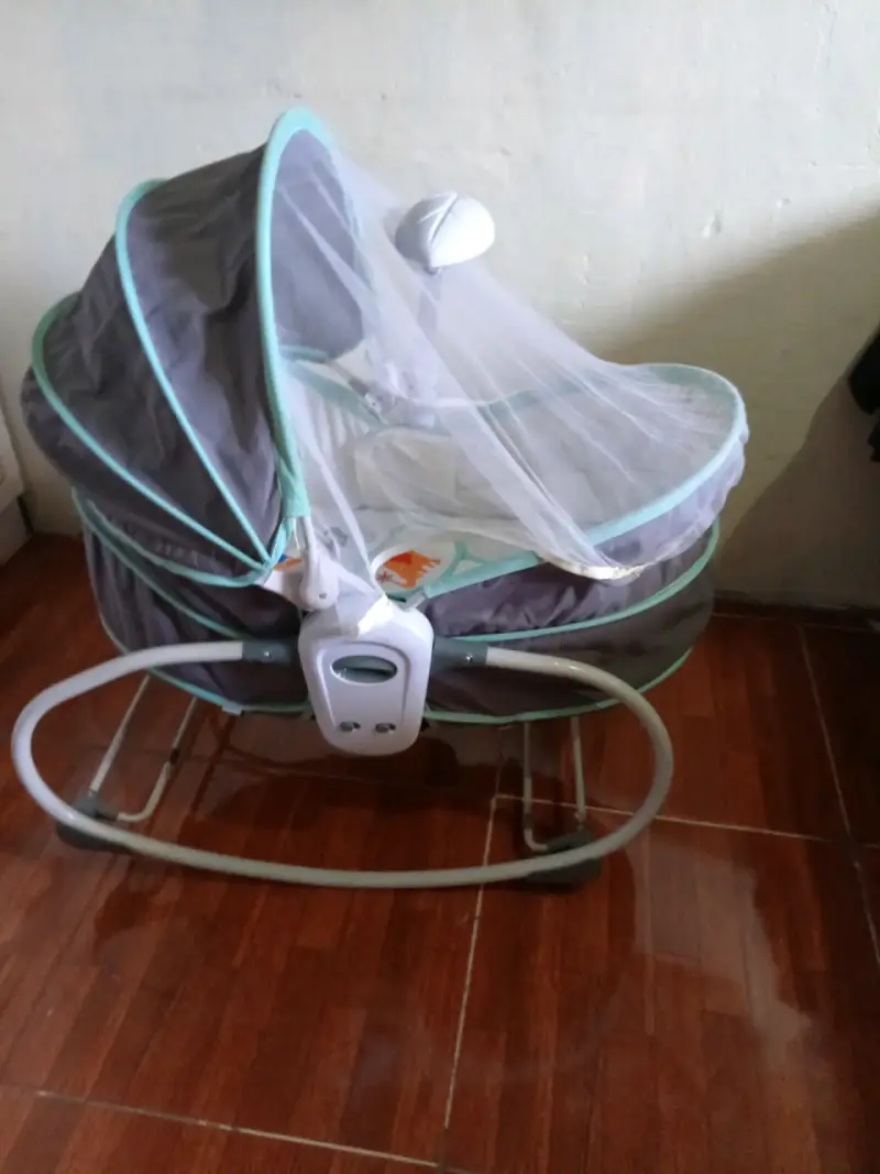 Silla mecedora de bebé gris - 4