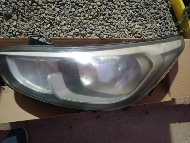 Farol delantero de auto - 1