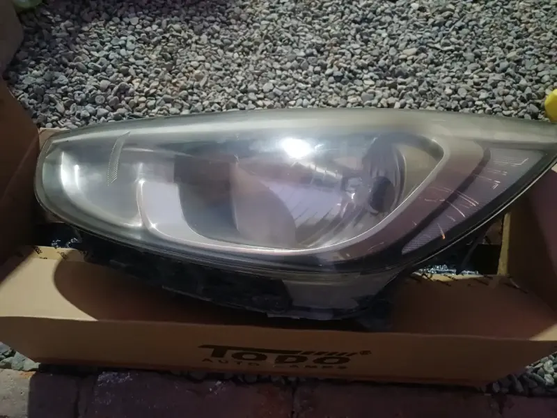 Farol delantero de auto - 2