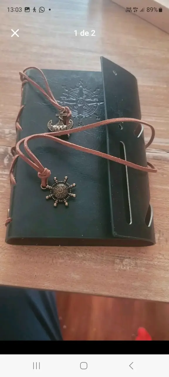 Cuaderno de cuero con brújula