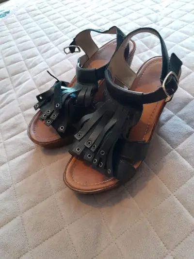 Sandalias negras con flecos - miniatura 1