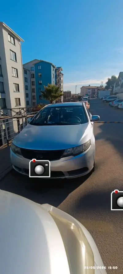 Auto sedán plateado en buen estado - miniatura 2