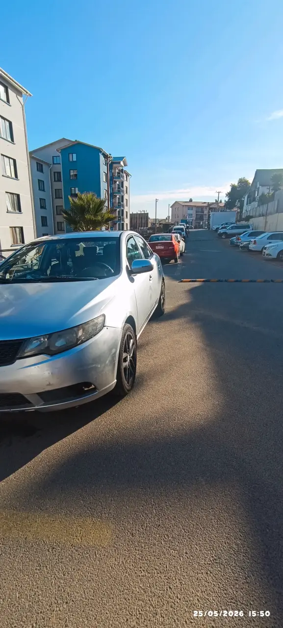 Auto sedán plateado en buen estado - 4