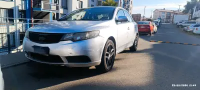 Auto sedán plateado en buen estado - miniatura 5