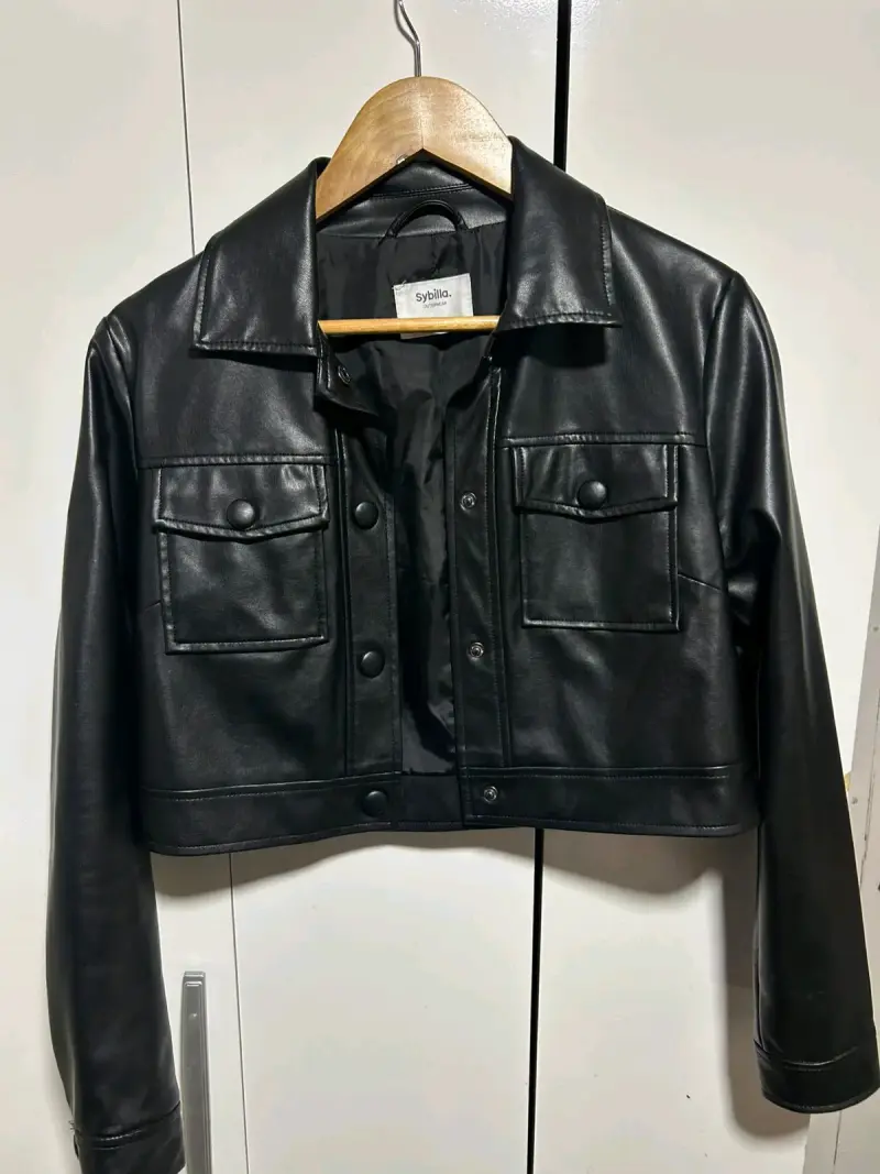 Chaqueta corta negra de cuero - 1