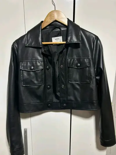 Chaqueta corta negra de cuero - miniatura 1
