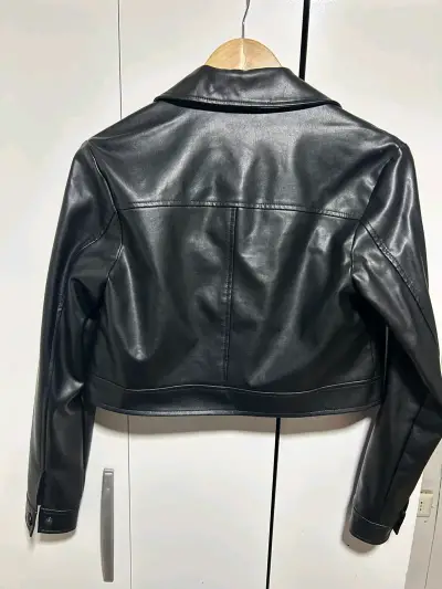 Chaqueta corta negra de cuero - miniatura 2