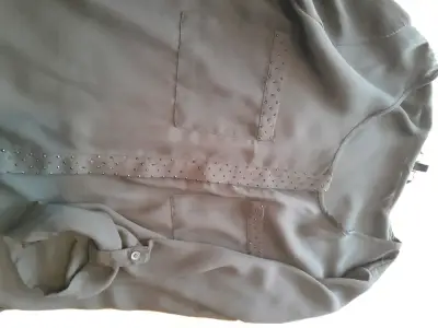 Blusa negra con detalles brillantes - miniatura 1