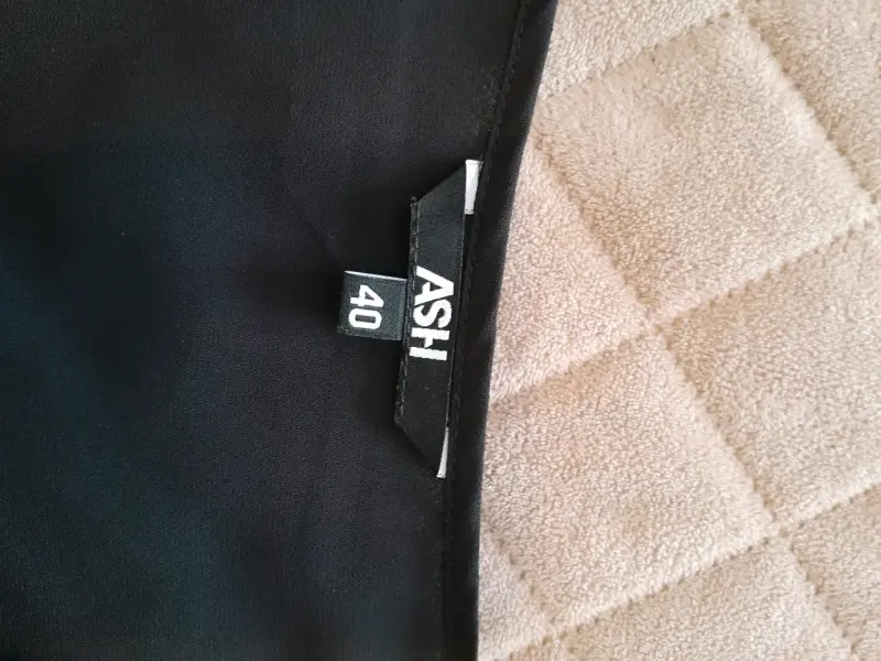 Blusa negra con detalles brillantes - 2