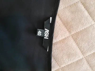 Blusa negra con detalles brillantes - miniatura 2