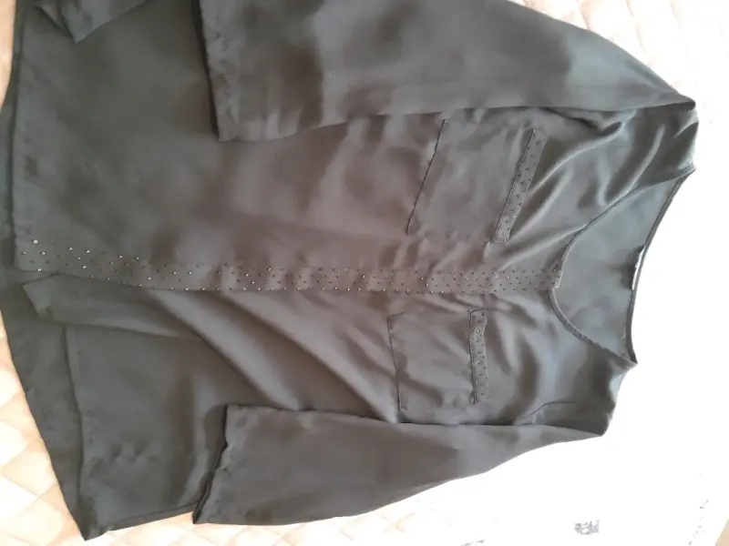 Blusa negra con detalles brillantes - 4