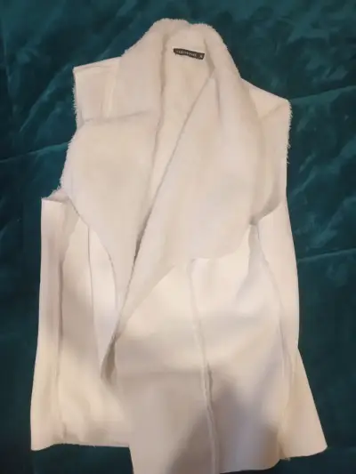 Chaleco blanco con borde de lana - miniatura 1