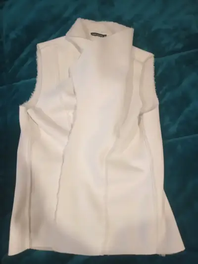 Chaleco blanco con borde de lana - miniatura 3
