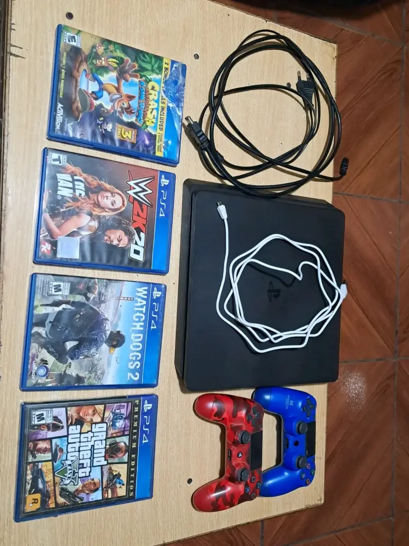 Consola PS4 con 5 juegos y accesorios - 1