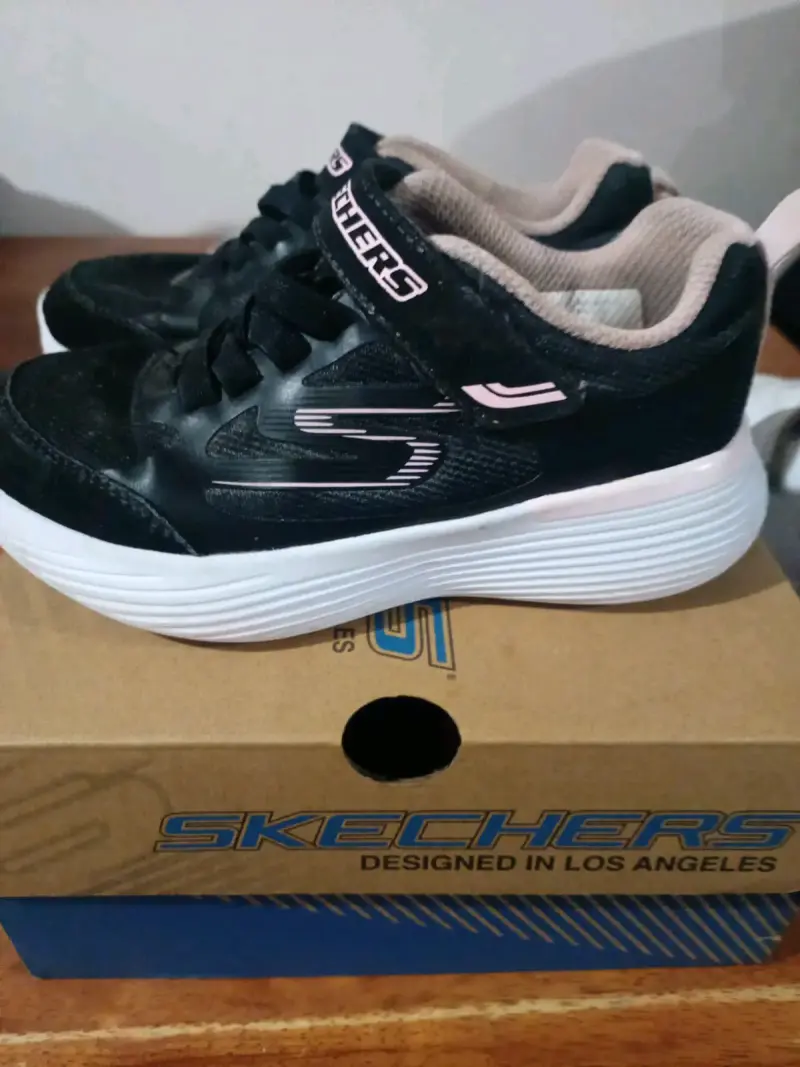 Zapatillas negras Skechers y pumas - 1