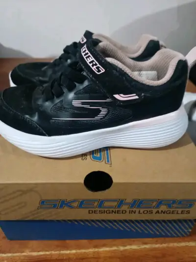 Zapatillas negras Skechers y pumas - miniatura 1
