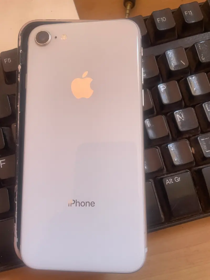 iPhone 8 blanco en buen estado - 1
