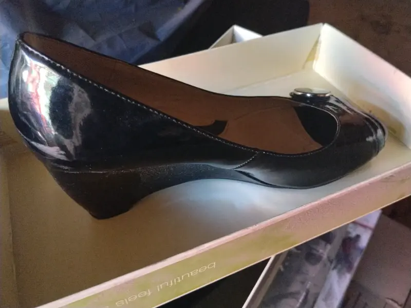 Zapatos de charol negros con tacón Naturalizer - 2
