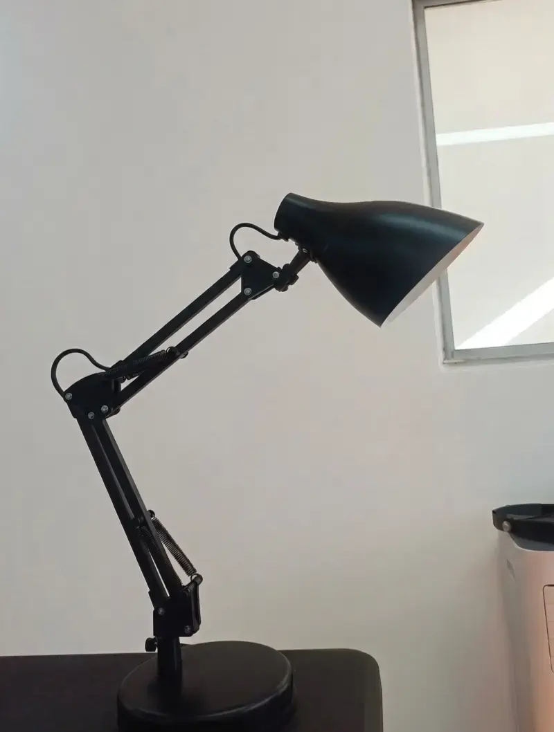 Lámpara de escritorio ajustable negra