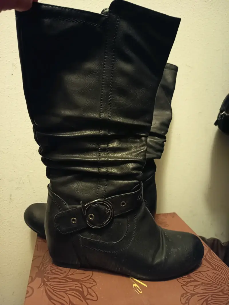 Botas negras de cuero con hebilla