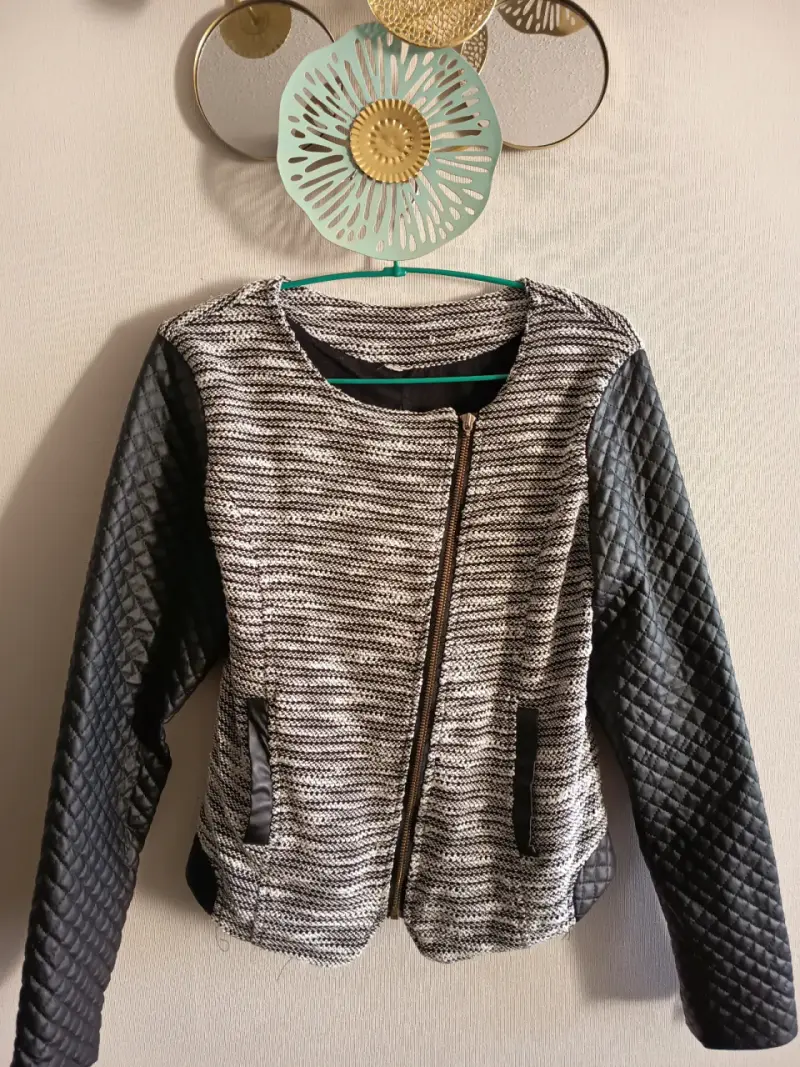 Chaqueta texturizada con mangas acolchadas