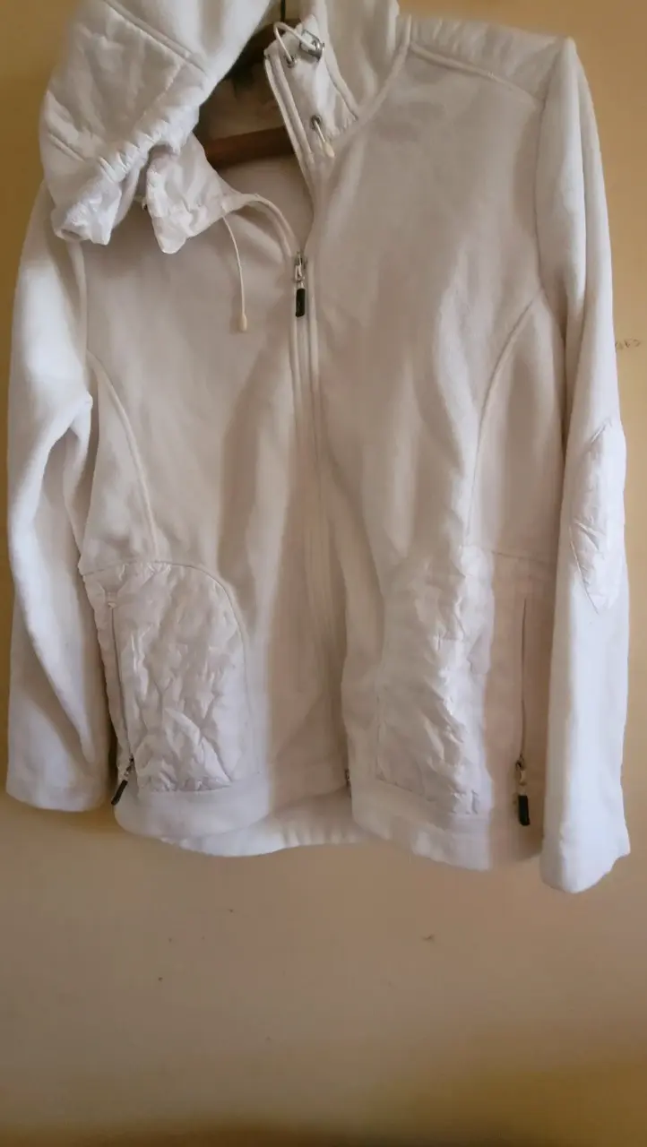 Chaqueta blanca con capucha