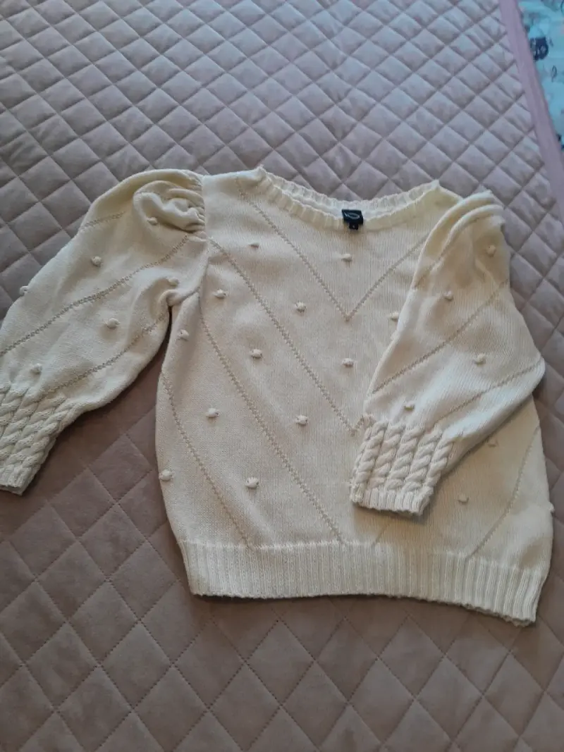 Suéter beige con diseño de puntos - 1