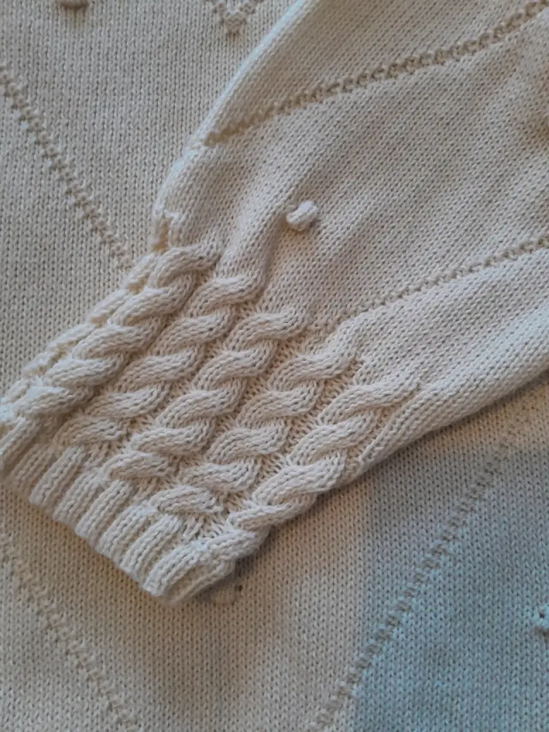 Suéter beige con diseño de puntos - 4