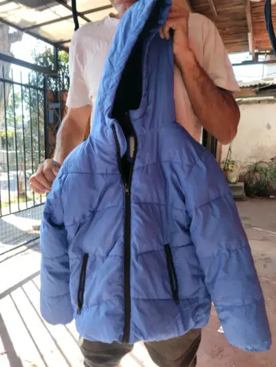 Chaqueta inflada azul con capucha - miniatura 1