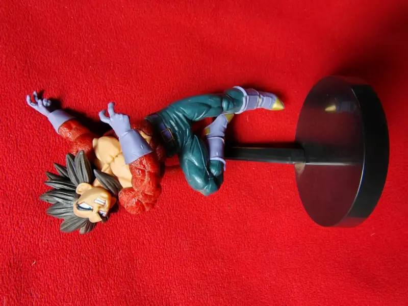 Figura Vegeta Super Sayayin 4 - 3