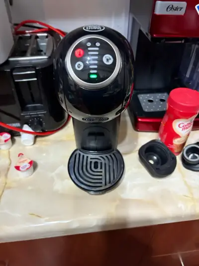 Cafetera Dolce Gusto con cápsula recargable - miniatura 1