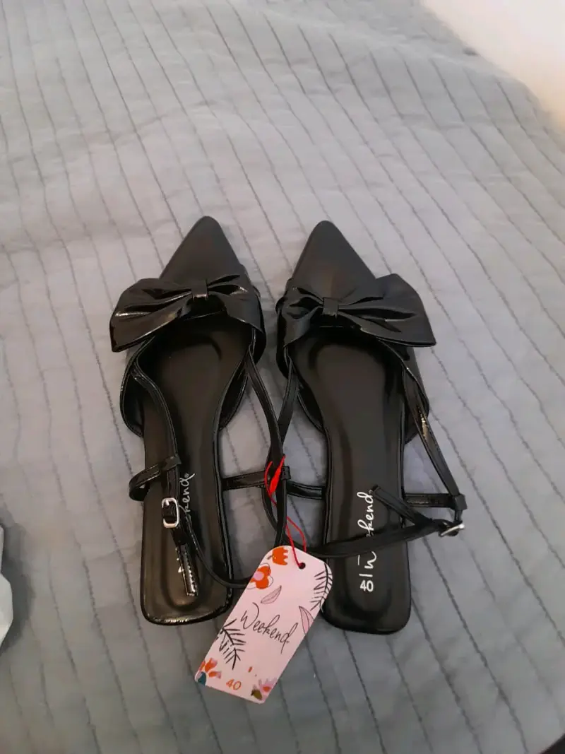 Sandalias negras con moño