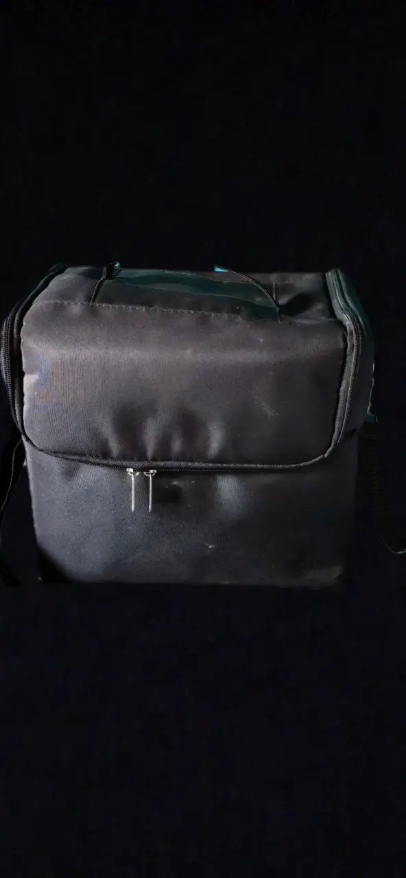 Bolso negro con artículos de tatuaje - 1