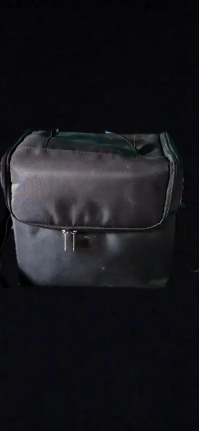 Bolso negro con artículos de tatuaje - miniatura 1