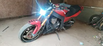 Moto deportiva roja usada - miniatura 1