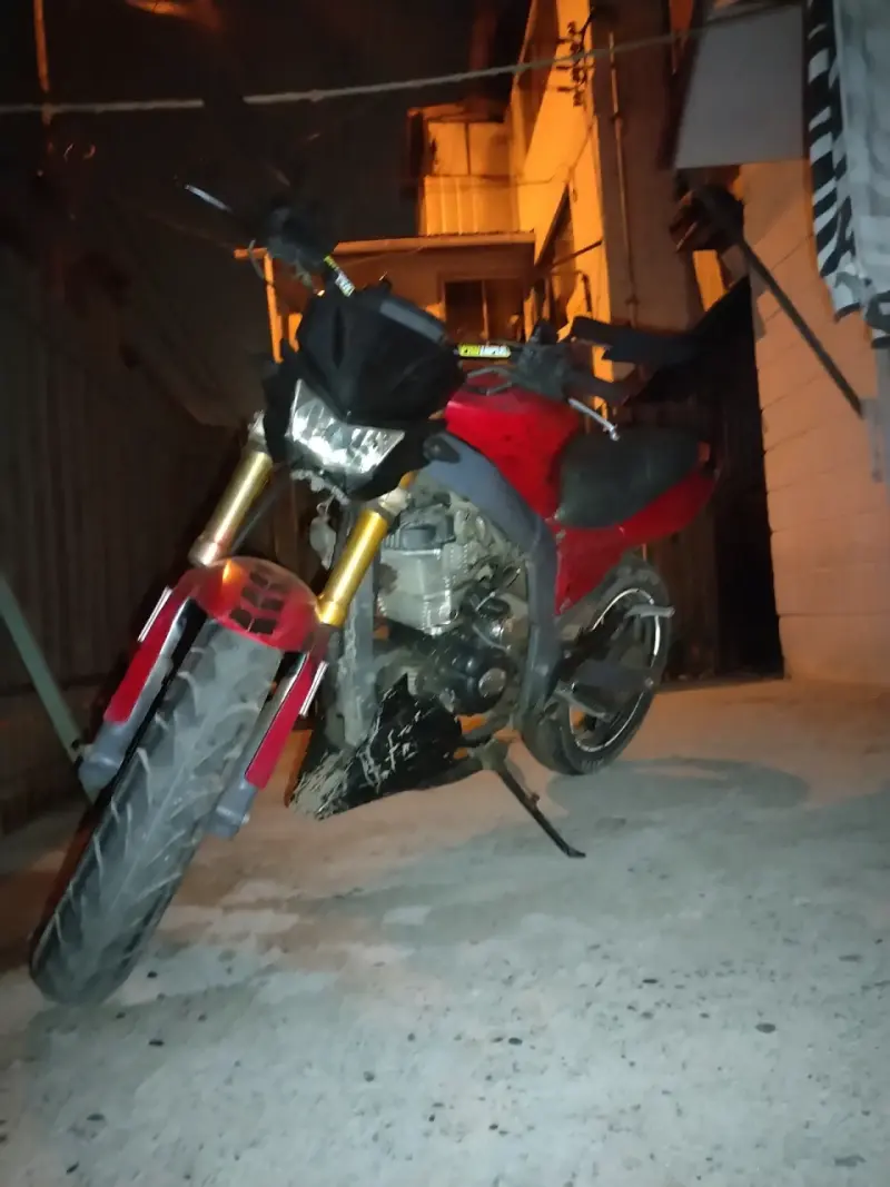 Moto deportiva roja usada - 2