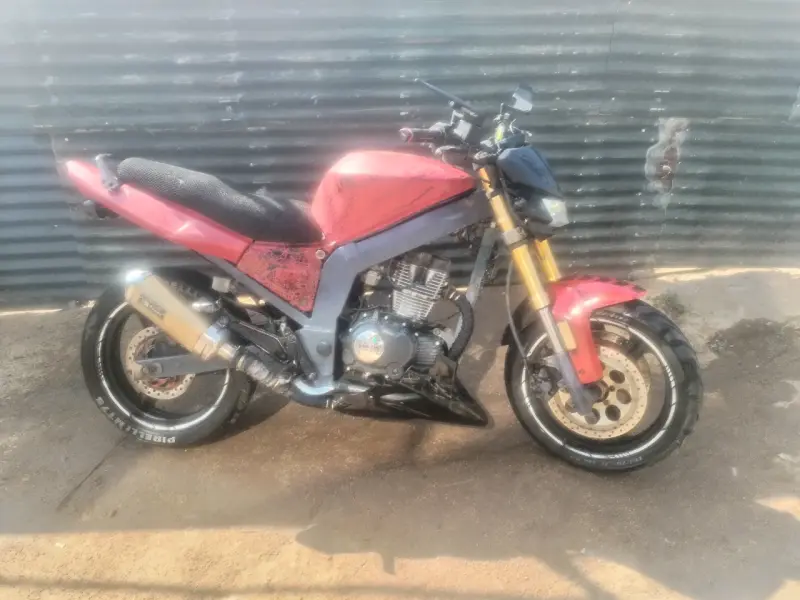 Moto deportiva roja usada - 3