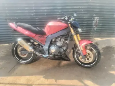 Moto deportiva roja usada - miniatura 3