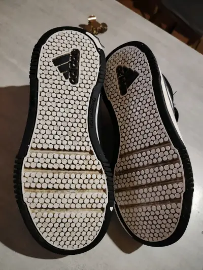 Zapatillas negras Adidas usadas - miniatura 3
