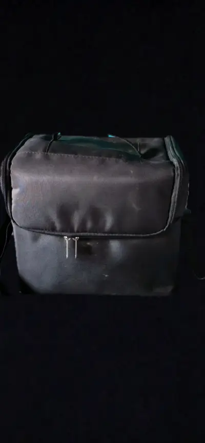 Bolso negro con artículos de tatuaje - miniatura 4