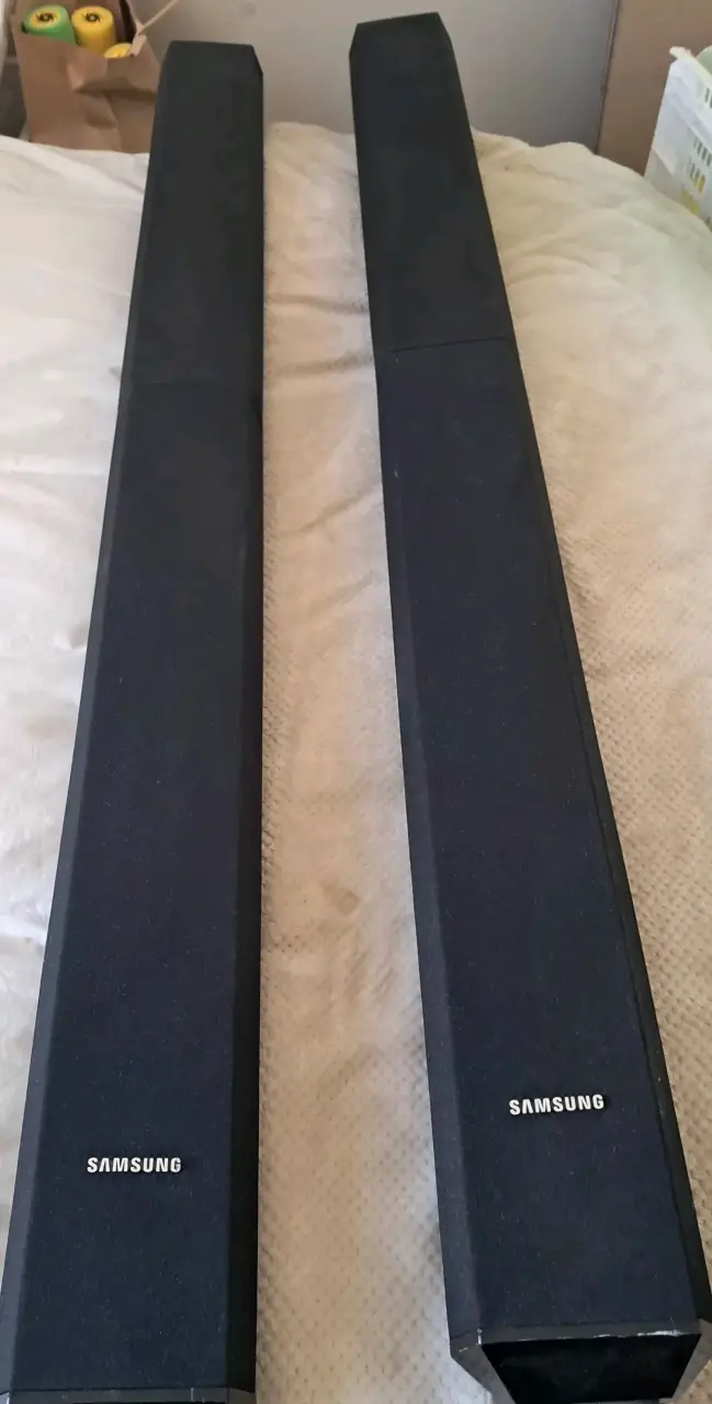 Parlantes Samsung negros - 1