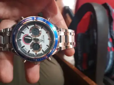 Reloj dual plateado marca bistec usado - miniatura 1