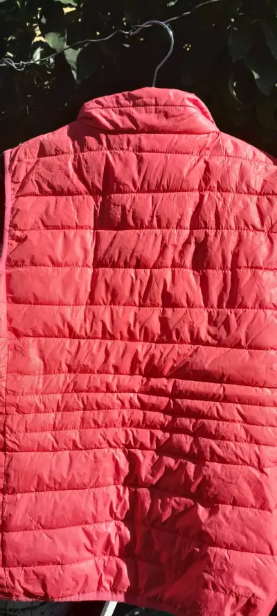 Chaleco acolchado rojo sin mangas - miniatura 3