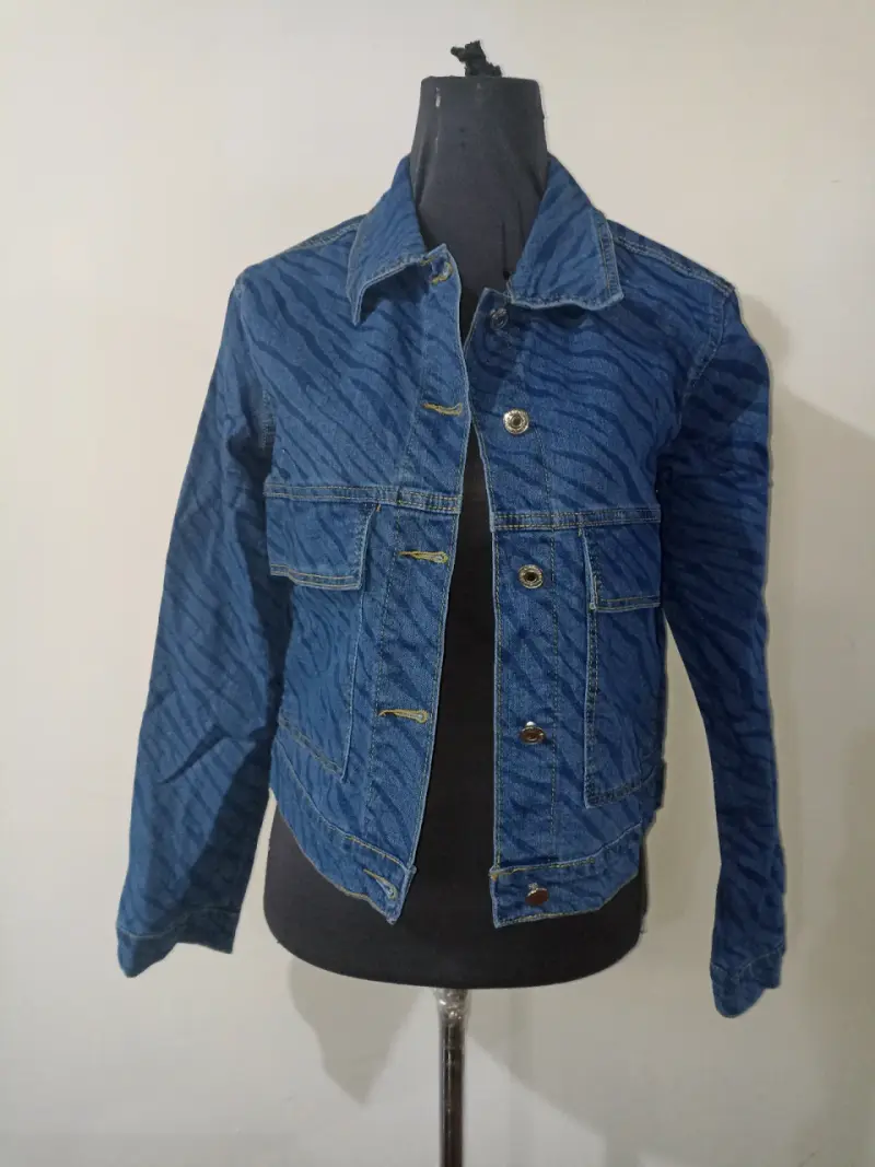 Chaqueta de mezclilla con patrón