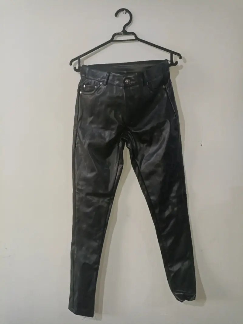 Pantalones negros de cuero - 1