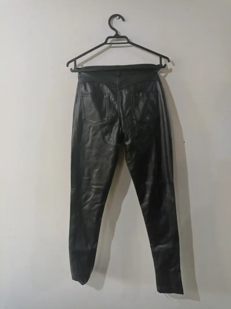 Pantalones negros de cuero - 2