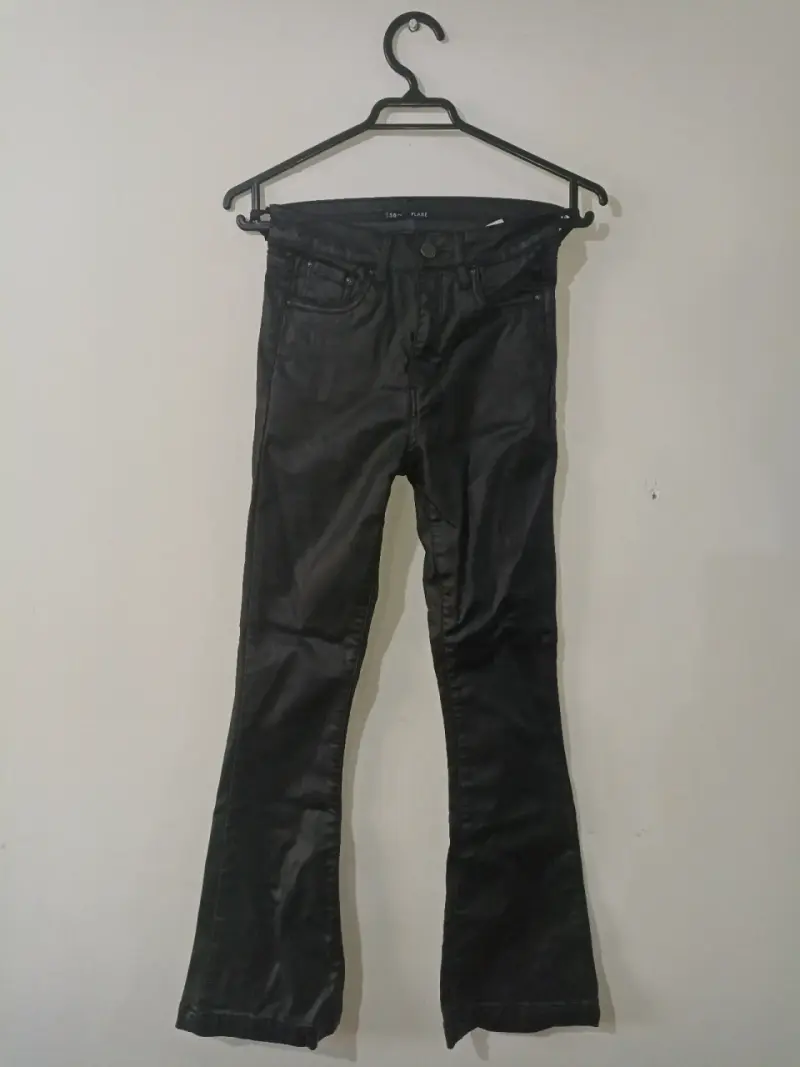 Pantalones vaqueros negros con campana - 1